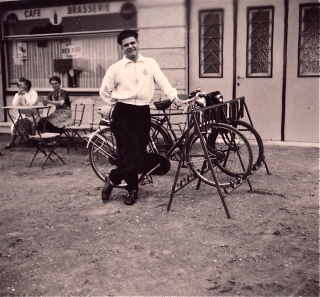 Omdat onze Baedekergids nergens melding maakte van fietsrekken onderweg namen wij ons eigen opplooibaar exemplaar mee.